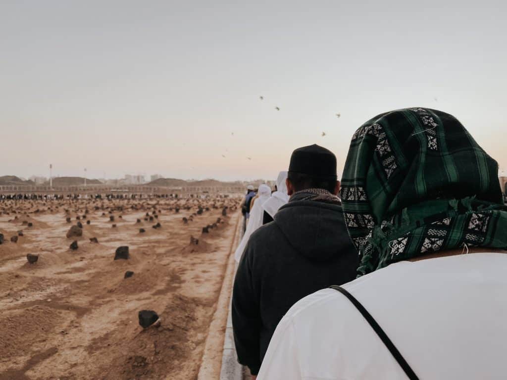 menziarahi perkuburan baqi